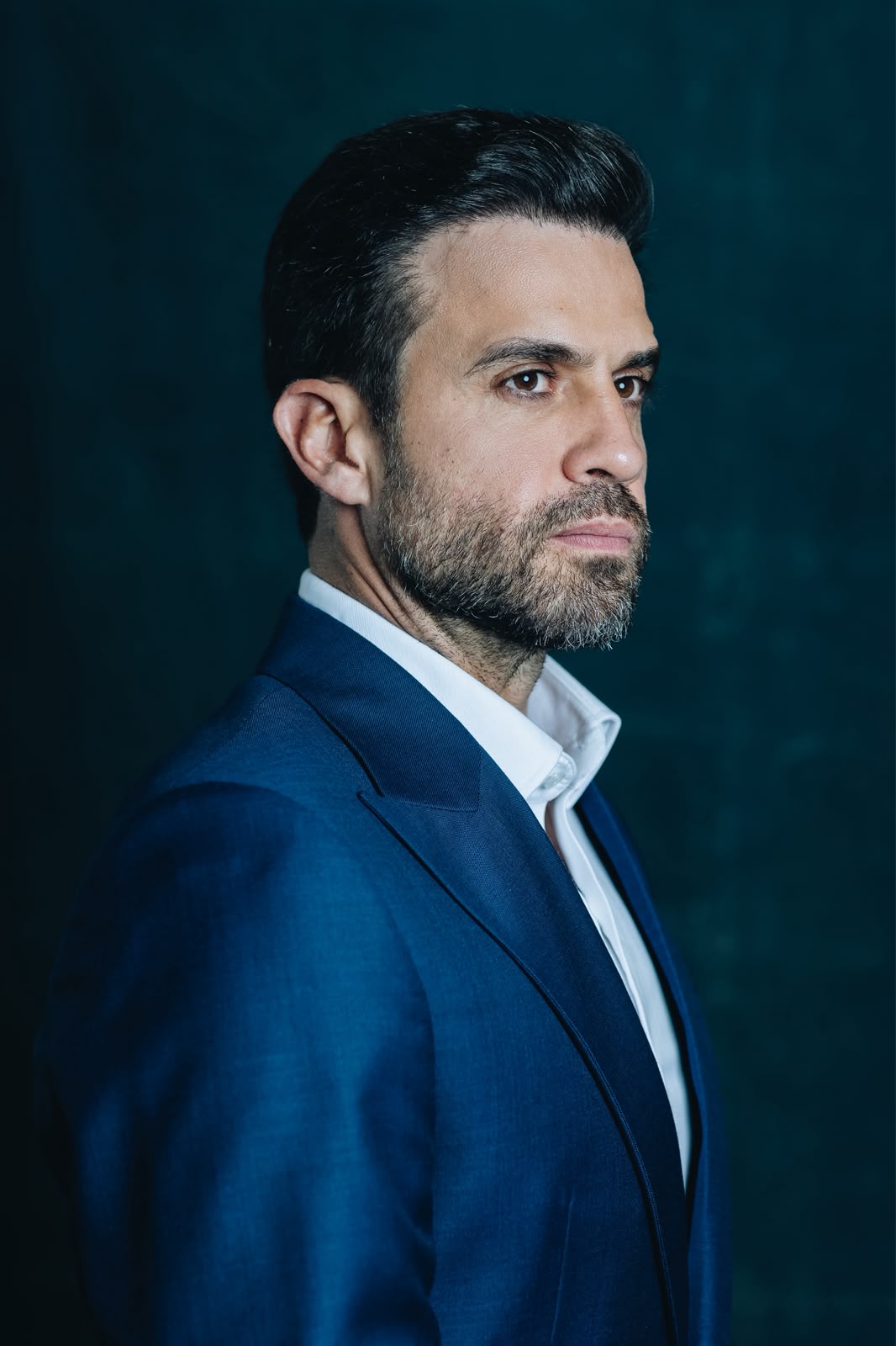 Retrato profissional de Pablo Marçal de terno azul